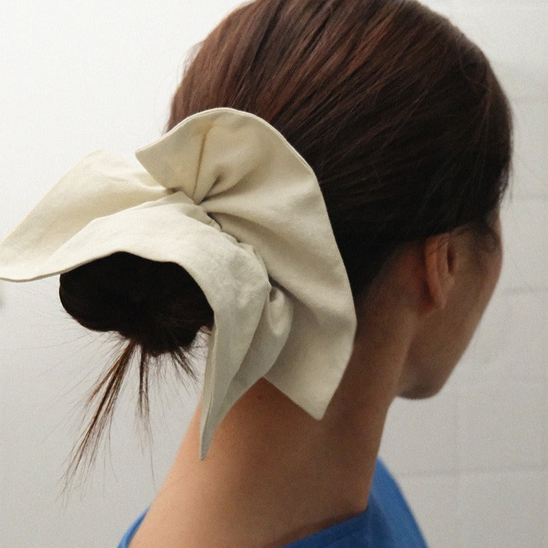 リネンコットン ヘアシュシュ｜ナチュラルな抜け感を楽しむデイリーアクセサリー