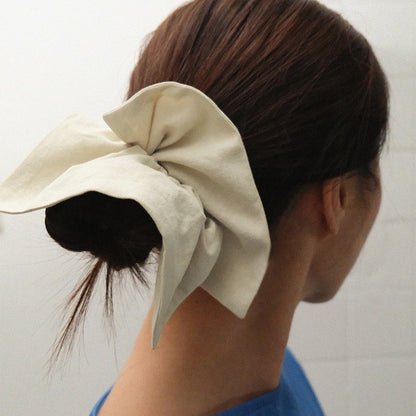 リネンコットン ヘアシュシュ｜ナチュラルな抜け感を楽しむデイリーアクセサリー